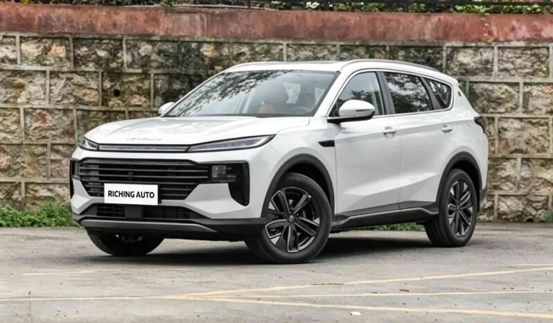2025 Jetour X70 PLUS C-DM Elite Edition white plug-in hybrid SUV front three quarter view