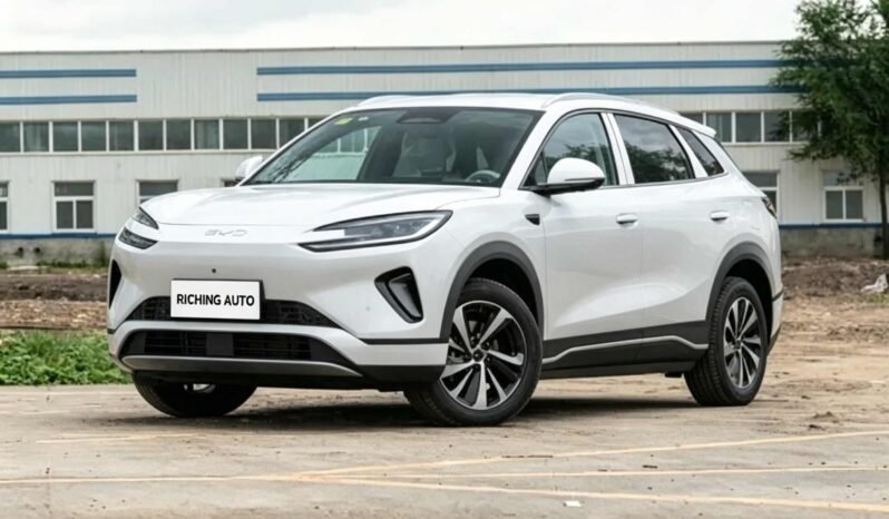 2025 BYD Sealion 06 DM-i 132KM Edition white mid-size plug-in hybrid SUV front three-quarter view