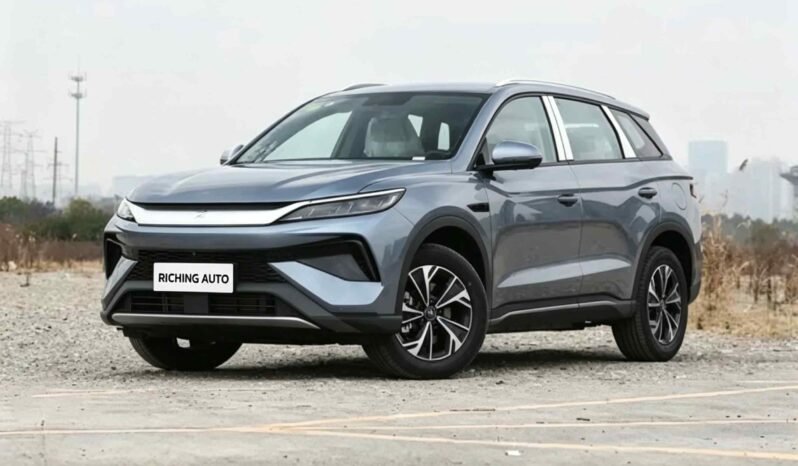 2026 BYD Song Pro DM-i Progressive Edition 133km black plug-in hybrid SUV front three quarter view