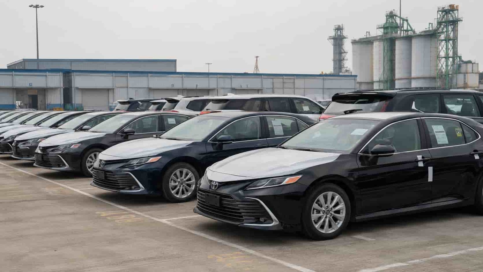 Ready stock sedans and SUVs prepared for overseas vehicle export