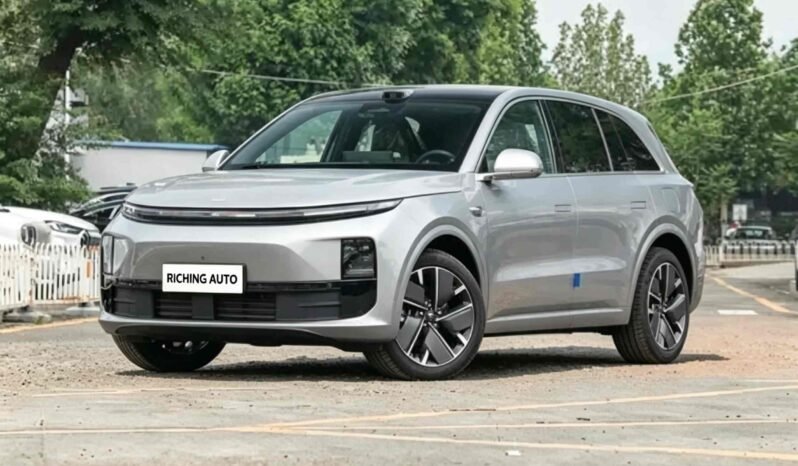 2025 Li Auto L6 Pro Smart Edition black family SUV front three quarter view