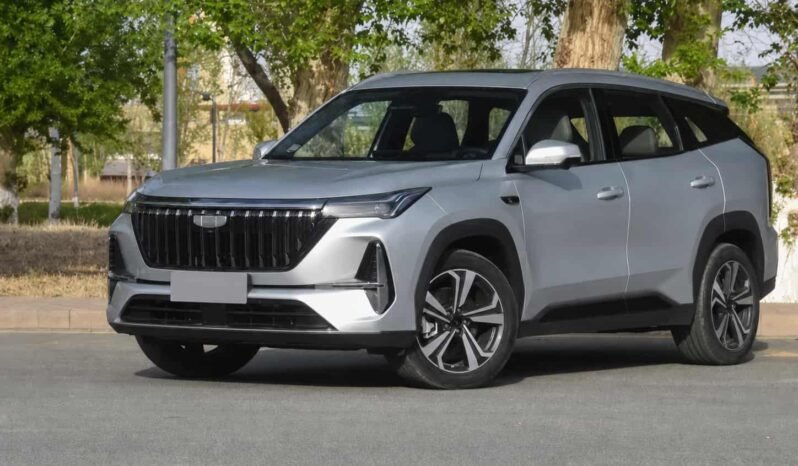 Front three-quarter view of Geely Boyue L 2026 1.5TD silver SUV showing vertical front grille, LED headlights, alloy wheels, side profile and outdoor display