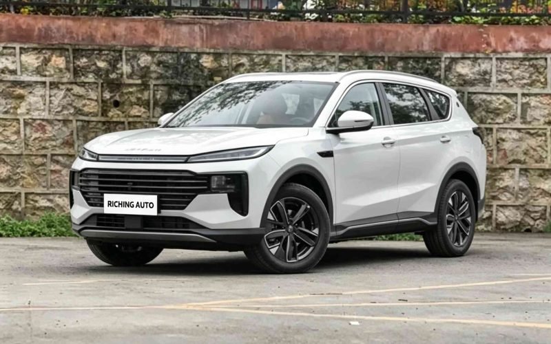 2025 Jetour X70 PLUS C-DM Elite Edition white plug-in hybrid SUV front three quarter view